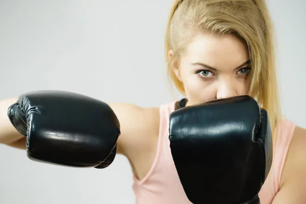 Mujer con guantes de boxeo — Foto de Stock