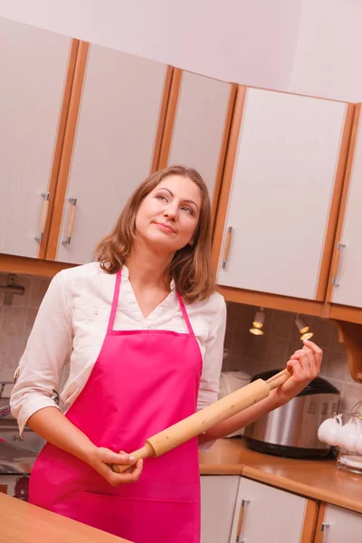 Ama de casa con rodillo en la cocina — Foto de Stock