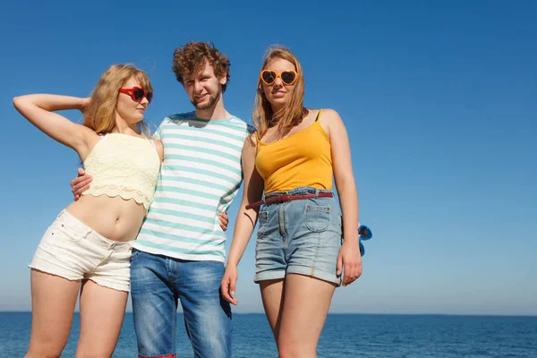 Grup arkadaşları erkek iki kız açık eğleniyor