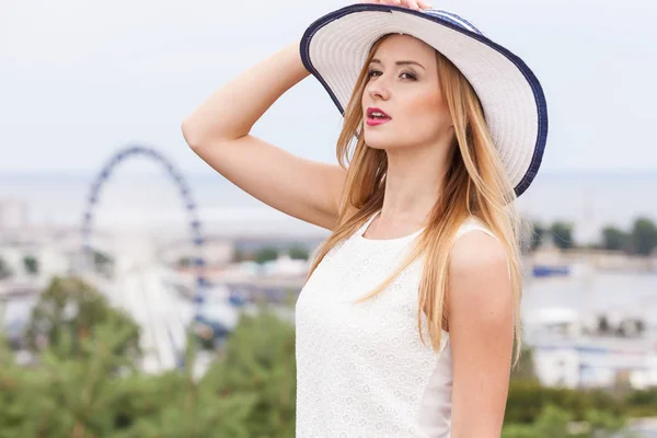 Atrakcyjna kobieta nosi Kapelusz przeciwsłoneczny i biały top — Zdjęcie stockowe