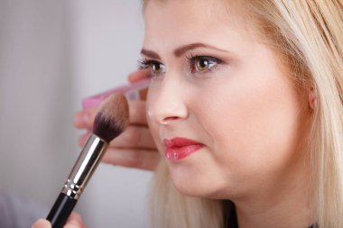 Kadın ona makyaj profesyonel fırça ile yapılır elde