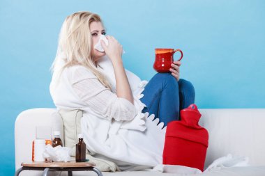 Kadının koltukta yalan grip olan hasta