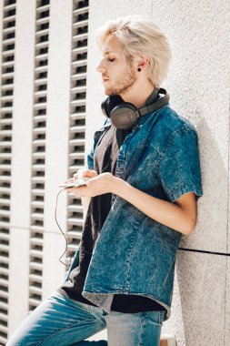 Telefon tutarak kulaklık ile hippi adam