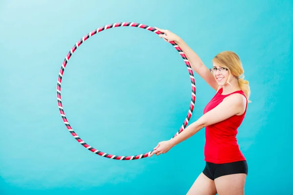 Fit mulher com hula hoop fazendo exercício — Fotografia de Stock
