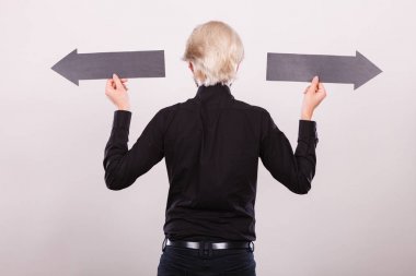 Sol ve sağ oklar siyah tutan adam