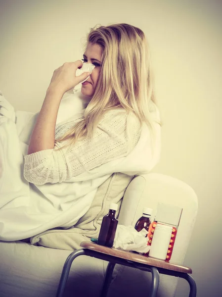Γυναίκα αδιαθεσία έχοντας γρίπη ξαπλωμένη στον καναπέ — Φωτογραφία Αρχείου
