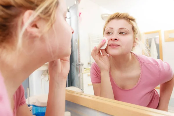 Женщина, использующая вату для удаления макияжа — стоковое фото