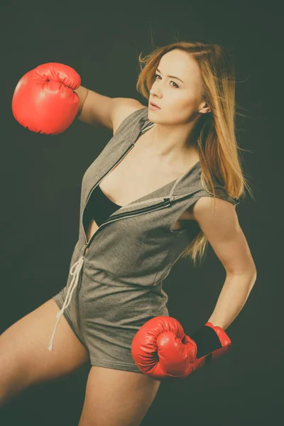 Hermosa mujer con guantes de boxeo rojos — Foto de Stock