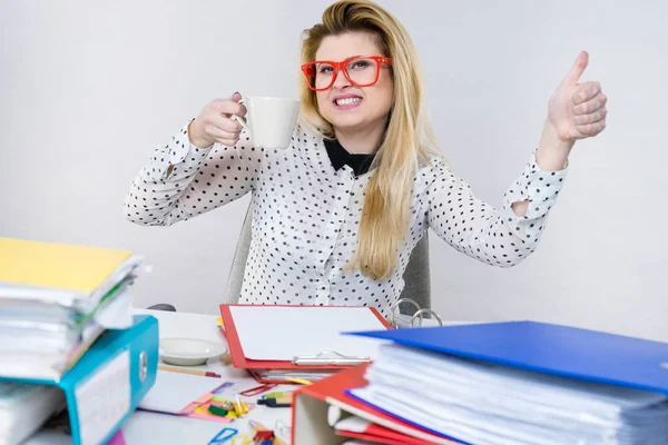 Gelukkige vrouw op kantoor warme koffie drinken — Stockfoto