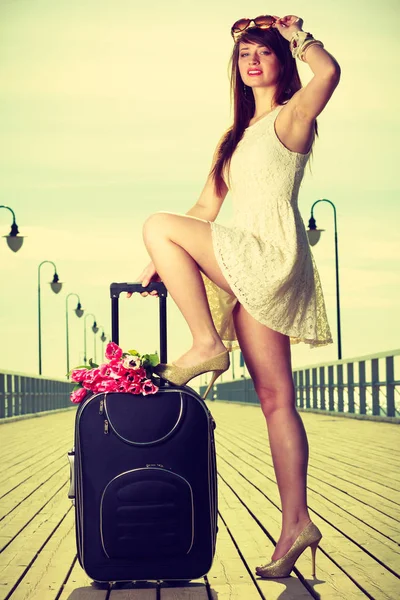 Γυναίκα να στέκεται ένα πόδι στη βαλίτσα, καλοκαίρι — Φωτογραφία Αρχείου