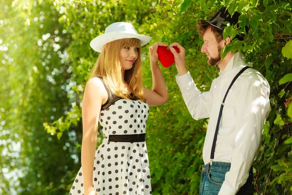 retro tarzı çift kırmızı kalp aşık