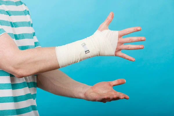 Del kropp man med bandagerade hand. — Stockfoto