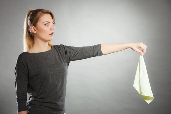 うんざりして女性は汚れた雑巾を保持します。. — ストック写真