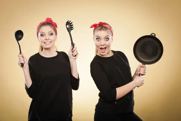 Mujeres de estilo retro divirtiéndose con accesorios de cocina . — Foto de Stock