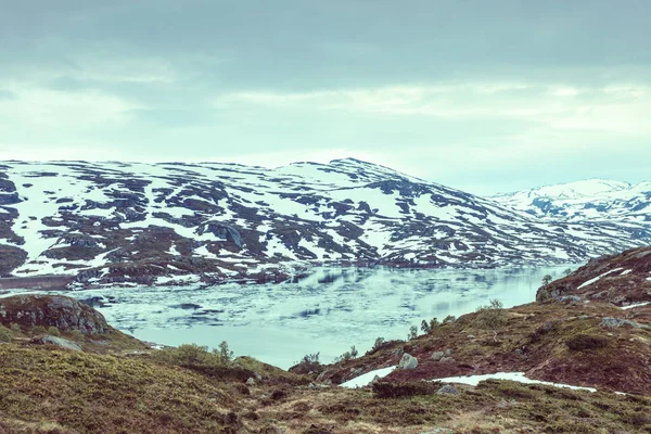 Donmuş göl ile Norveç doğal Dağları. — Stok fotoğraf