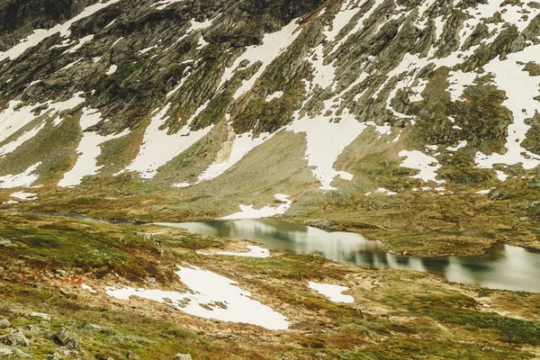 Schmelzender Schnee in den norwegischen Bergen — Stockfoto