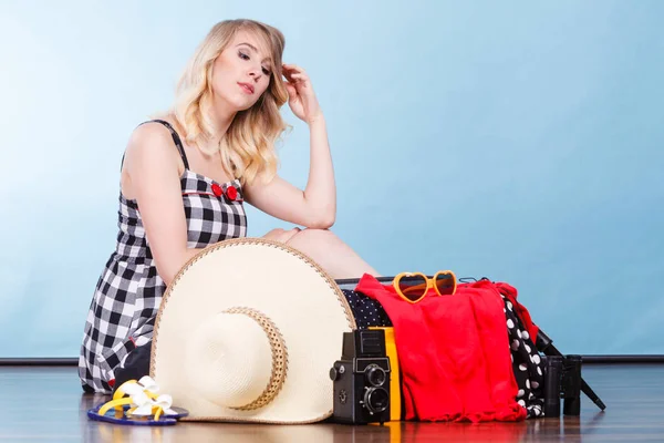 Młoda kobieta pakowania walizki — Zdjęcie stockowe