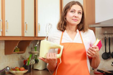 Yemek kitabı ve Mikser ile kahya