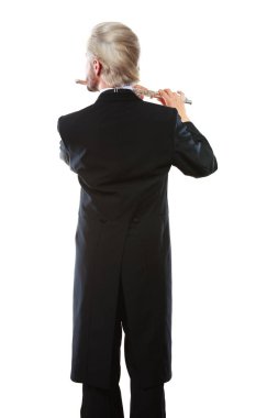 Purosuyla giyen erkek flütçü flüt çalış