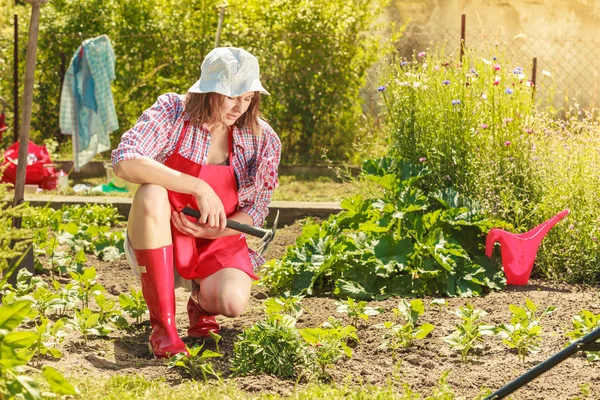 Mulher com ferramenta de jardinagem trabalhando no jardim — Fotografia de Stock