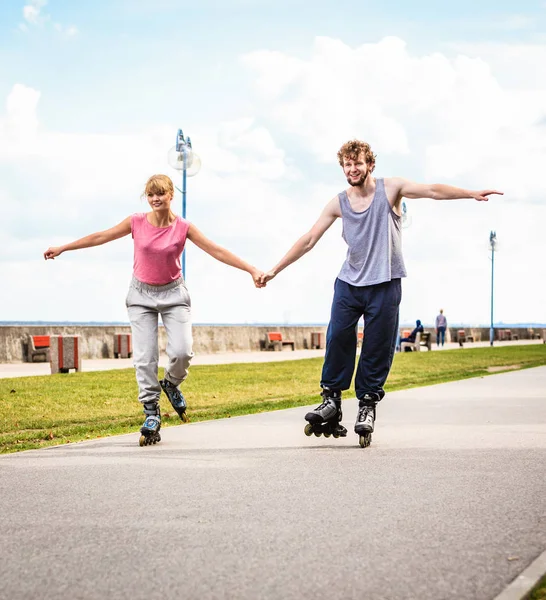 Personas activas amigos patinaje al aire libre . —  Fotos de Stock