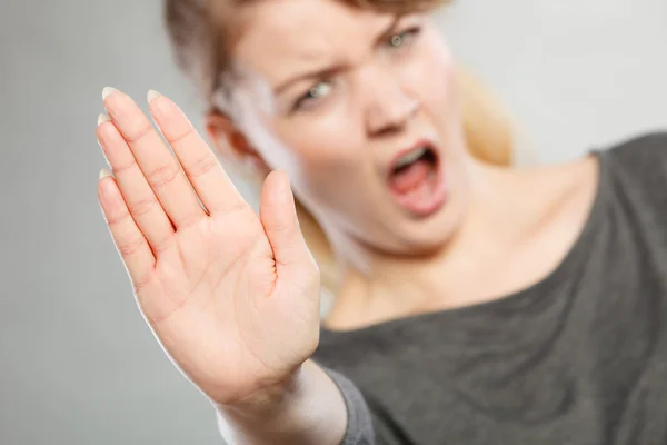 Ουρλιάζοντας γυναίκα χειρονομία. — Φωτογραφία Αρχείου
