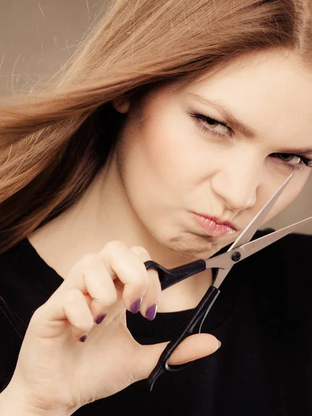 Bláznivá holka s nůžkami. Kadeřnice v akci. — Stock fotografie