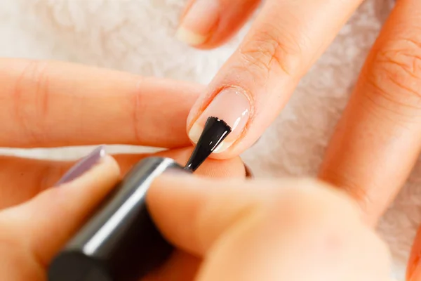 Vrouw in schoonheid salon getting manicure gedaan. — Stockfoto