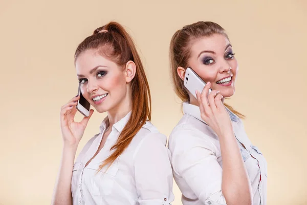 Chicas usando el teléfono móvil hablando — Foto de Stock