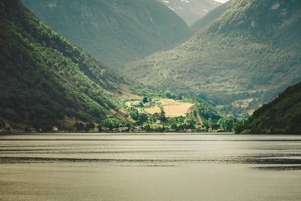 Montañas paisaje y fiordo en Noruega — Foto de Stock