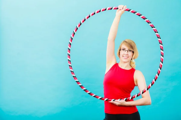 Fit femme avec hula hoop faire l'exercice — Photo
