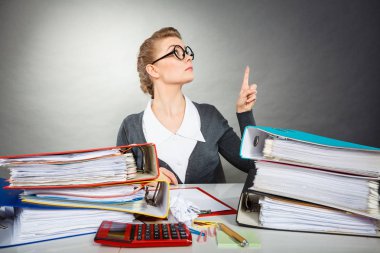 Ciddi erkek alanı kopyalamak için işaret.