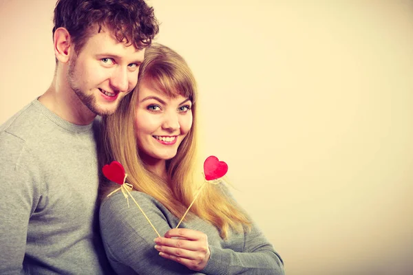 Charmante junge Frau mit kleinen Herzen. — Stockfoto