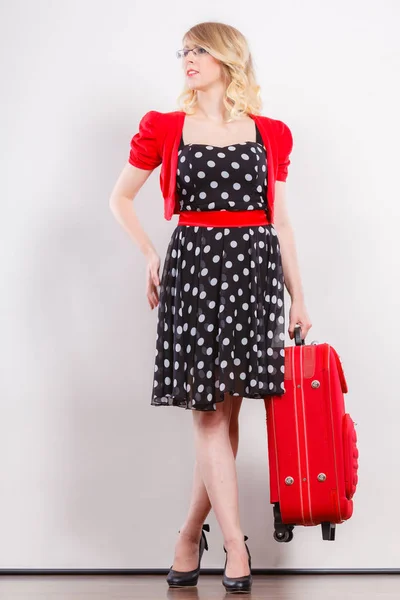 赤のスーツケースを持つエレガントなファッションの女性 — ストック写真