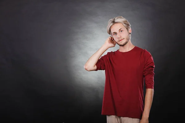 Retrato jovem com corte de cabelo elegante — Fotografia de Stock