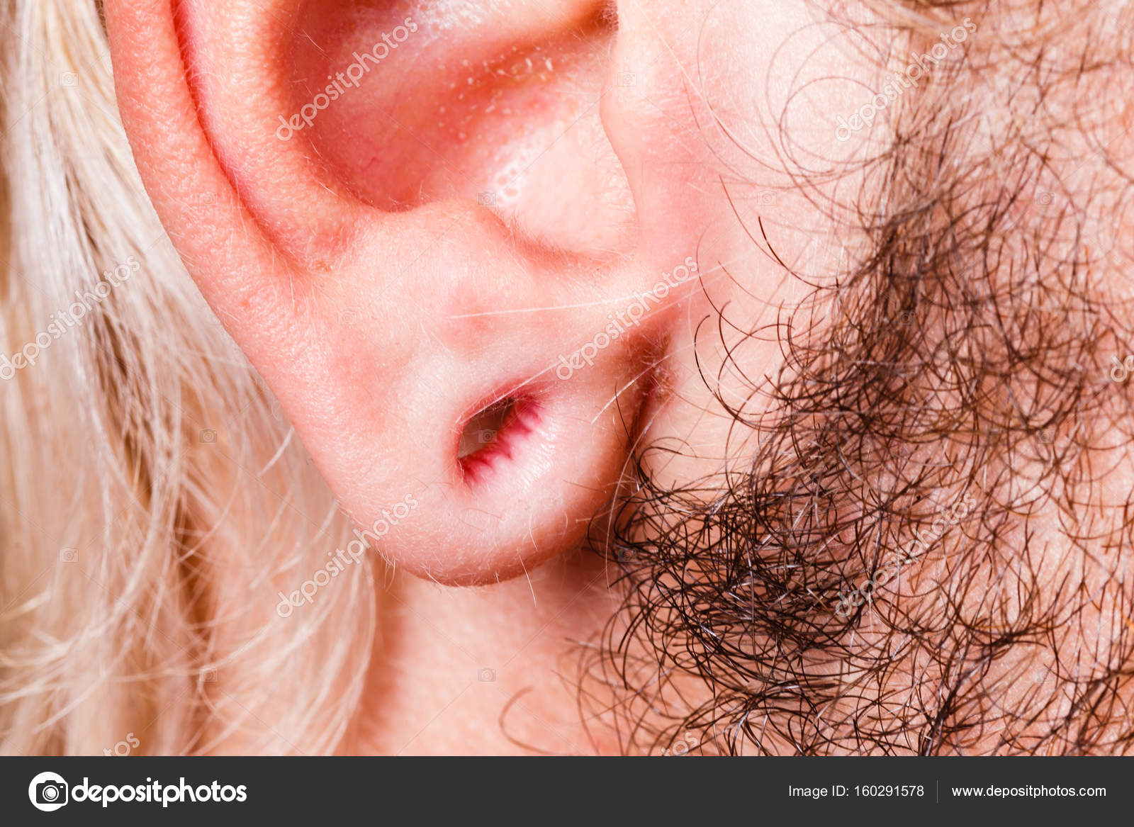 Oreille D Homme Etire Apres Le Percage Du Tunnel