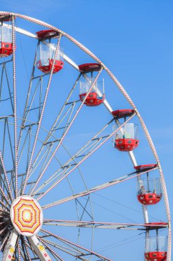 Mavi gökyüzünde dönme dolap