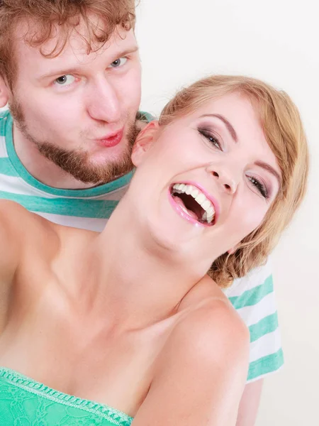 Älskande par man kysser sin flickvän i kinden — Stockfoto