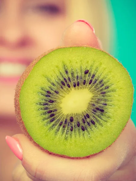 Vrouw bedrijf groene kiwi fruit — Stockfoto