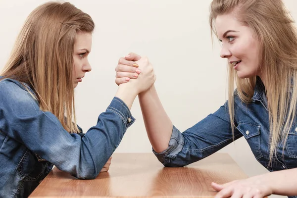 Dwie kobiety o arm wrestling walki — Zdjęcie stockowe