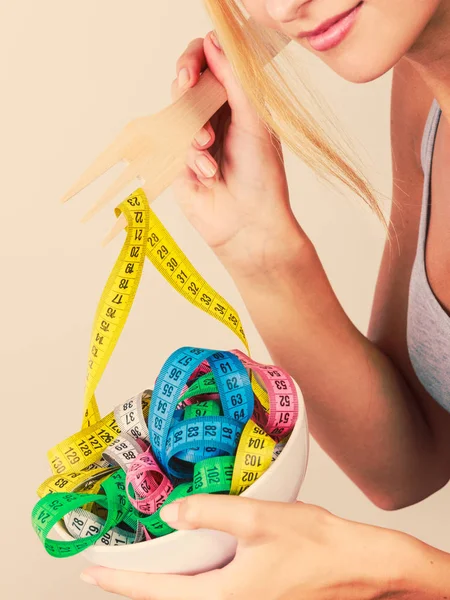 Dieta. Ragazza con nastri di misura colorati in ciotola — Foto Stock