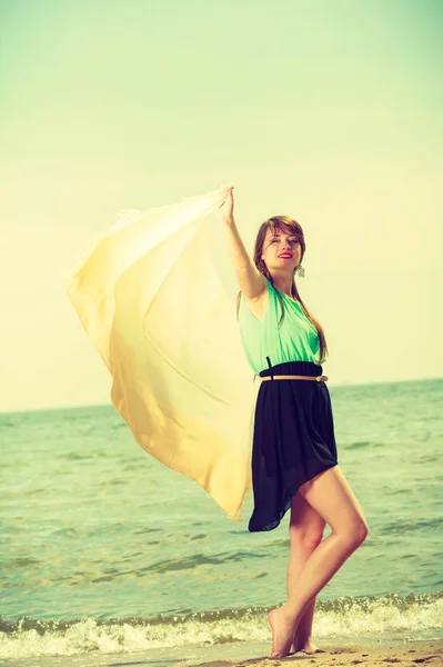 Mujer con chal corriendo en la playa — Foto de Stock