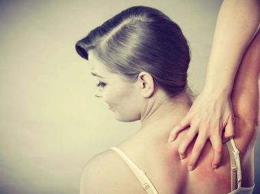 Anti döküntü ile kaşıntılı onu geri tırmalamak kadın