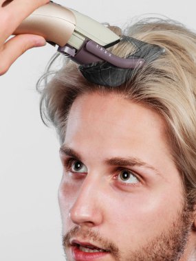 Uzun saçlarını tıraş edecek adam