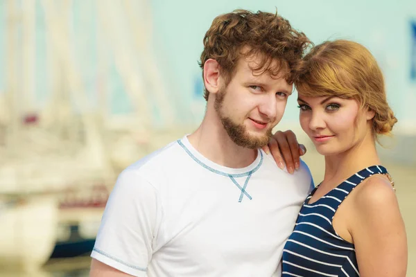 Casal de turistas na marina contra iates no porto — Fotografia de Stock