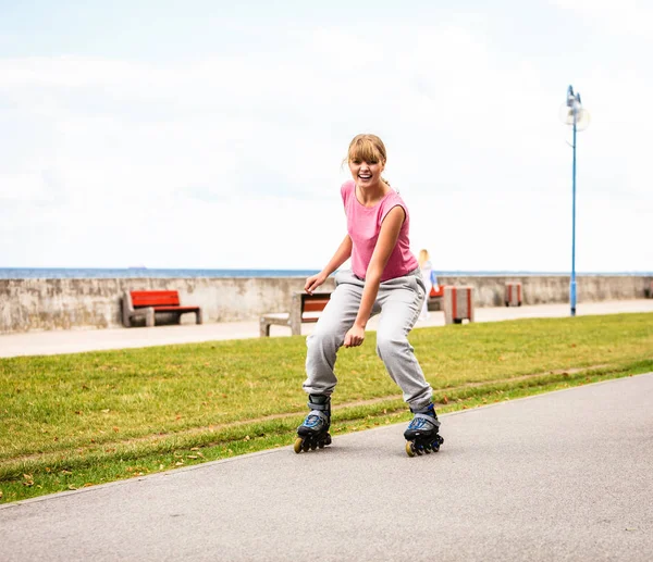 젊은 여성 운동 rollerblades에 야외. — 스톡 사진