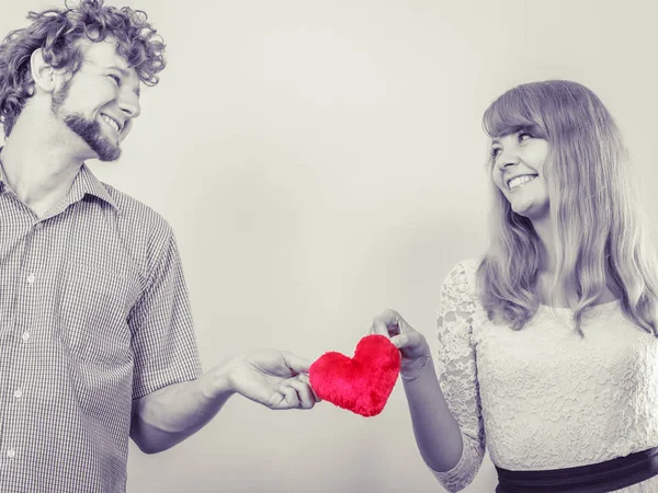 Romantiska par på alla hjärtans dag. Love koncept. — Stockfoto