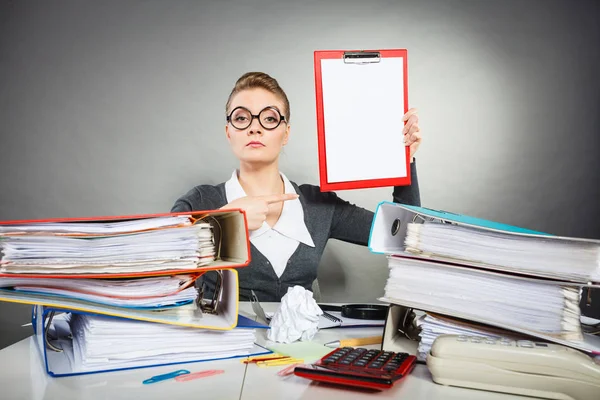 Mujer elegante con portapapeles vacío . — Foto de Stock