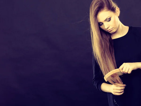 Menina de cabelos longos penteando seu cabelo de beleza . — Fotografia de Stock