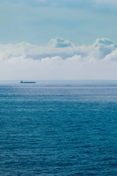 Zeegezicht, schip op zee, de horizon en de hemel. — Stockfoto